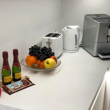 Eddie Apartment *